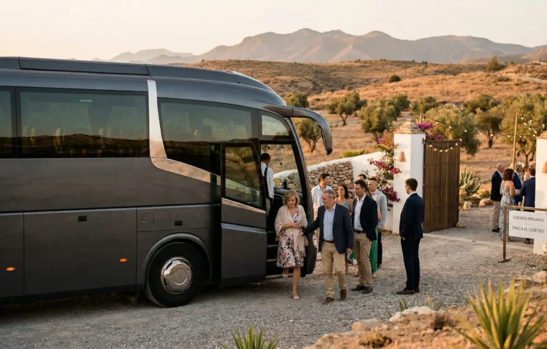Invitados bajando de un autobús moderno para asistir a un evento privado en una finca de Almería.
