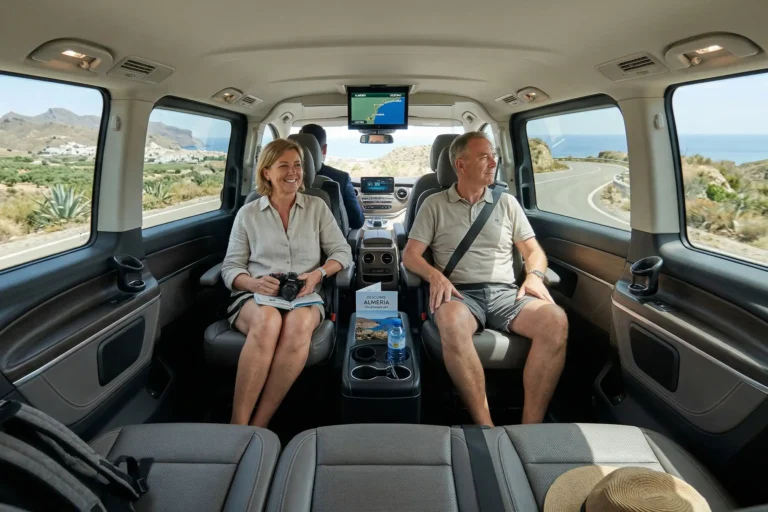 Interior cómodo y espacioso de un coche de traslado privado para turistas en Almería.